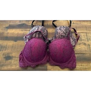 2 Victoria’s Secret bras in very good condition 34D